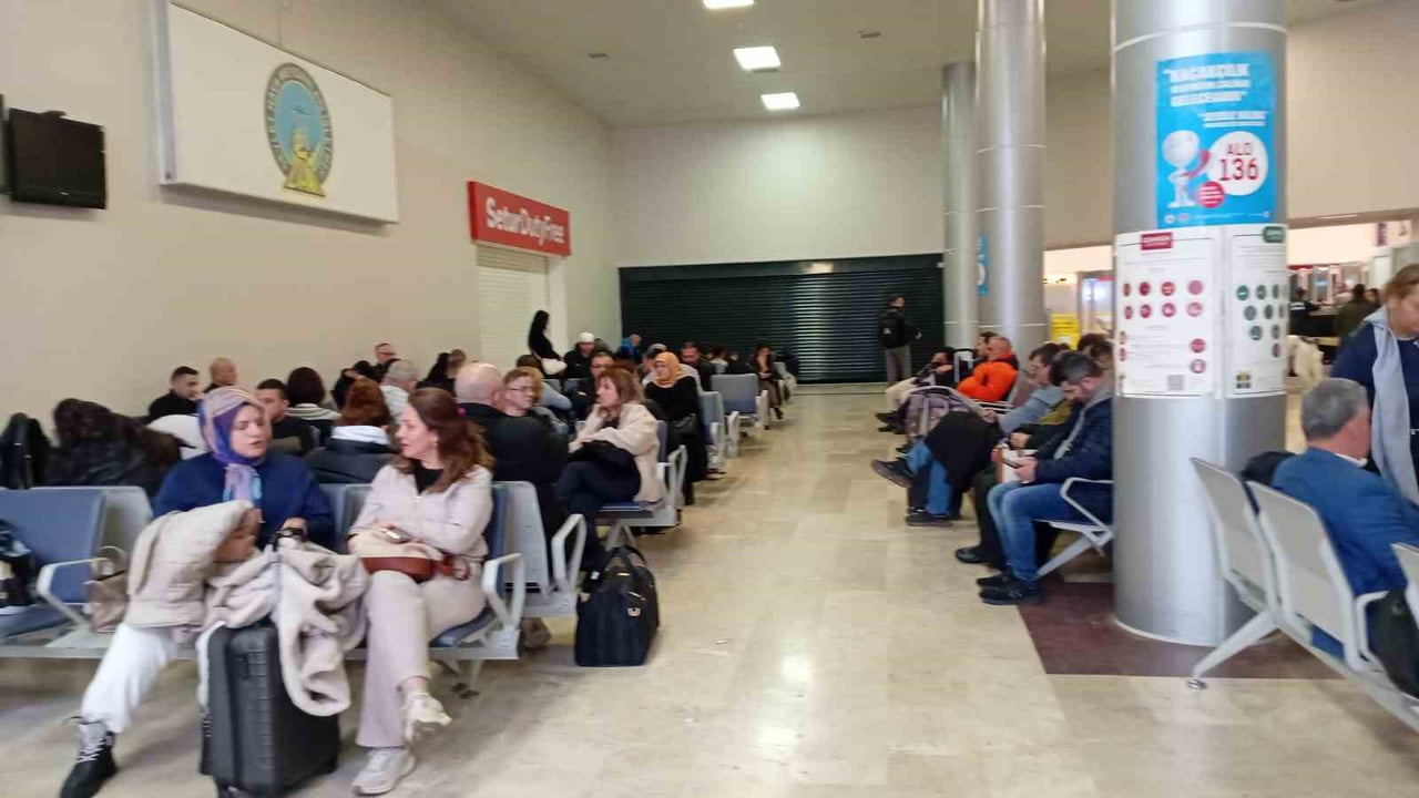 SAMSUN’DAN İZMİR’E GİTMEK ÜZERE KALKIŞA HAZIRLANAN SUNEXPRESS’E AİT YOLCU UÇAĞI, HAVALANMA ANINDA...