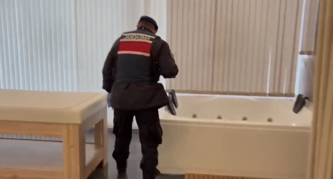 SAMSUN’UN ATAKUM İLÇESİNDE BİR MASAJ SALONUNA DÜZENLENEN FUHUŞ OPERASYONUNDA GÖZALTINA ALINAN 4...