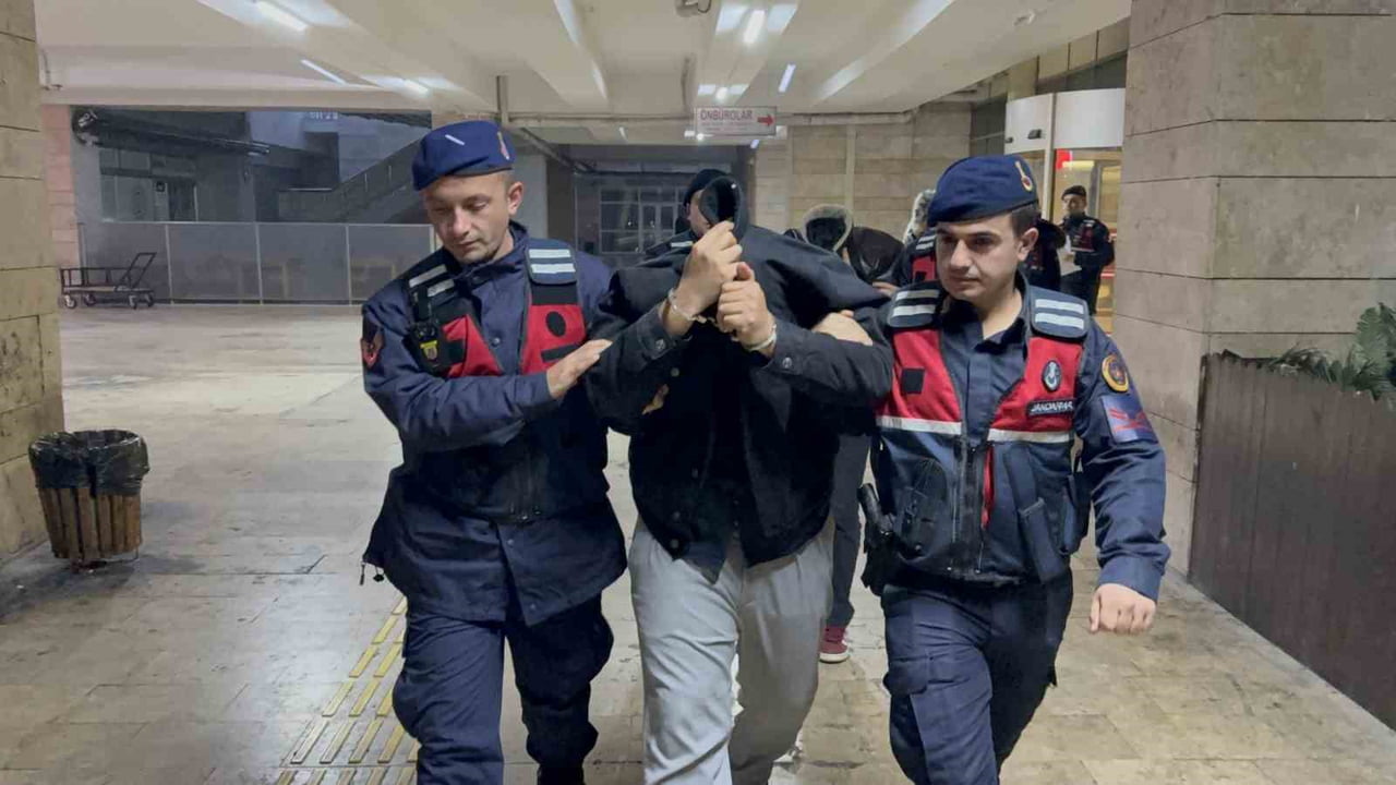 SAMSUN’UN ATAKUM İLÇESİNDE BİR MASAJ SALONUNA DÜZENLENEN FUHUŞ OPERASYONUNDA GÖZALTINA ALINAN 4...