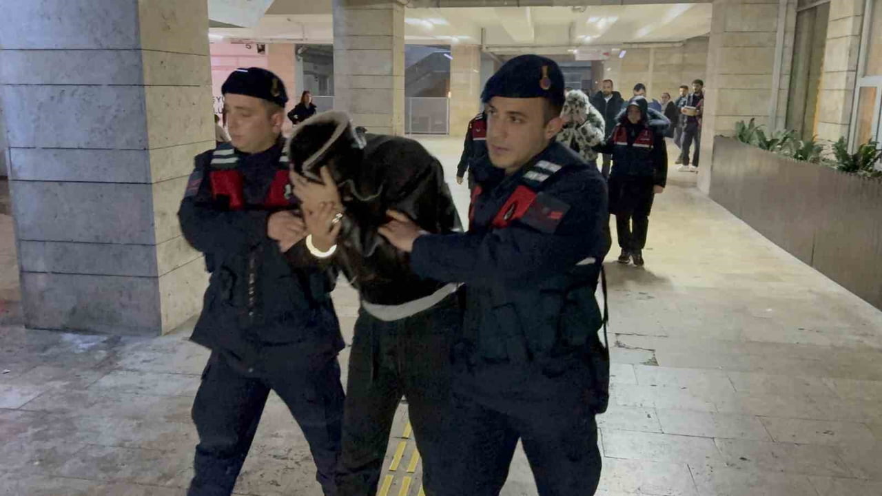 SAMSUN’UN ATAKUM İLÇESİNDE BİR MASAJ SALONUNA DÜZENLENEN FUHUŞ OPERASYONUNDA GÖZALTINA ALINAN 4...