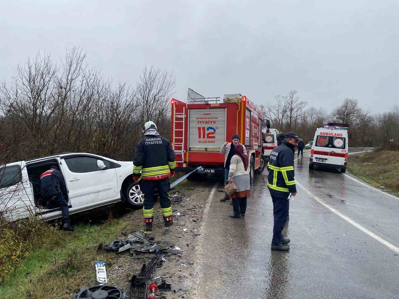 SAMSUN’UN KAVAK İLÇESİNDE HAFİF TİCARİ ARACIN KAMYONA ARKADAN ÇARPMASI SONUCU MEYDANA GELEN TRAFİK...