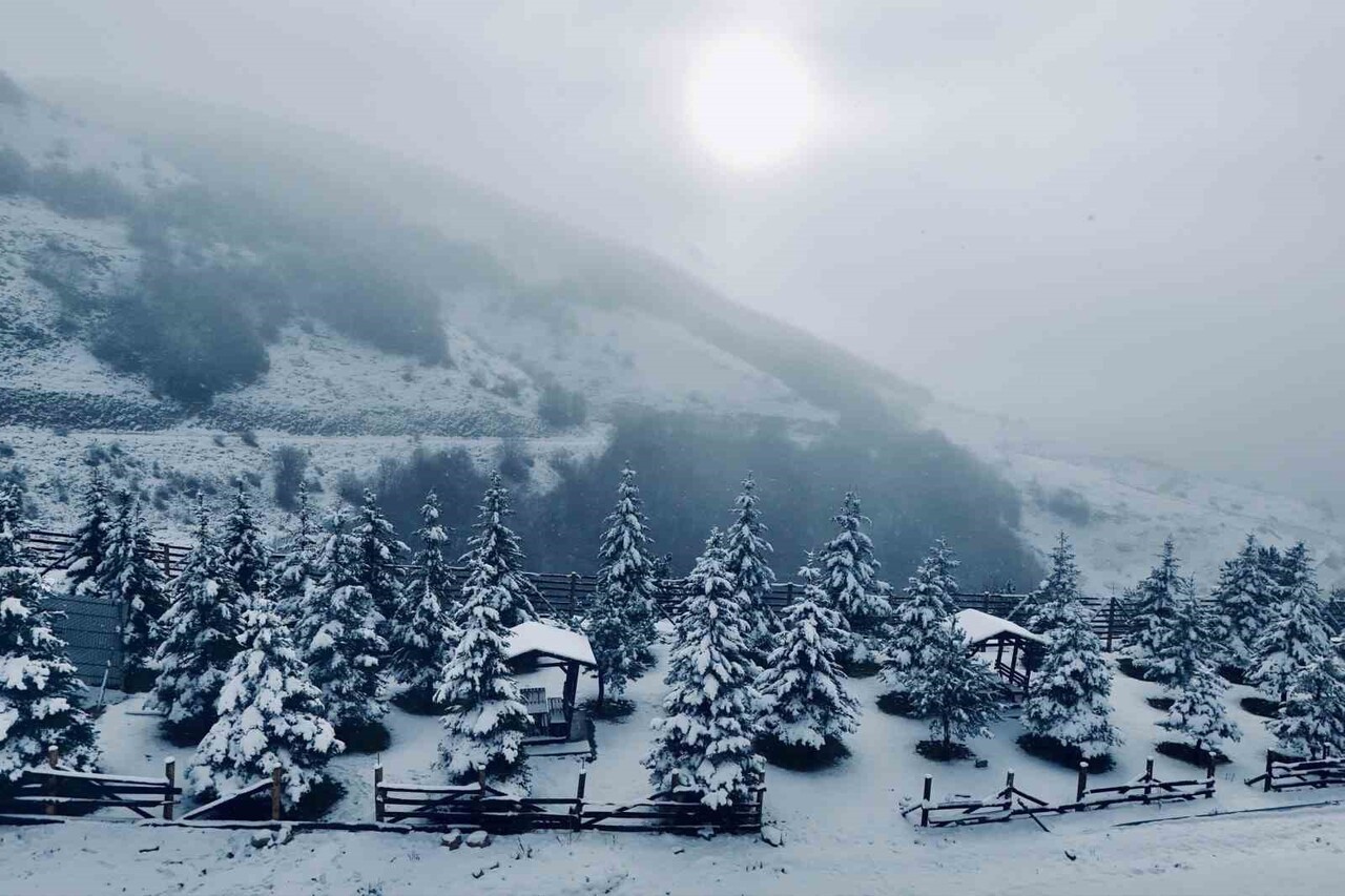 SAMSUN’UN LADİK İLÇESİNDE BULUNAN AKDAĞ, KAR YAĞIŞIYLA TAMAMEN BEYAZA BÜRÜN