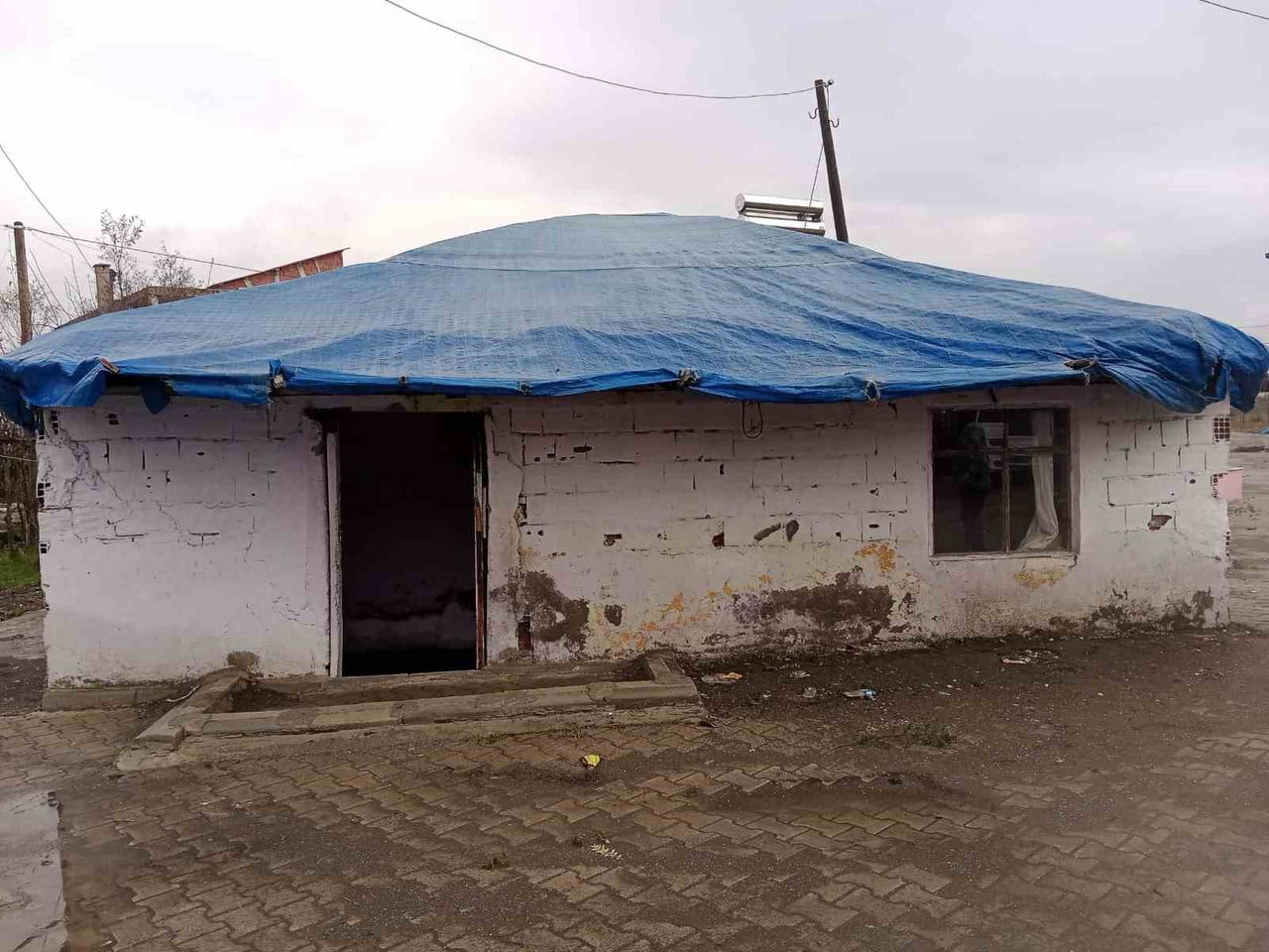 SAMSUN’UN TERME İLÇESİNDE, HASTA ANNESİYLE BİRLİKTE YAŞADIĞI DERME ÇATMA EVİ SU BASAN AİLE, GEÇİCİ...