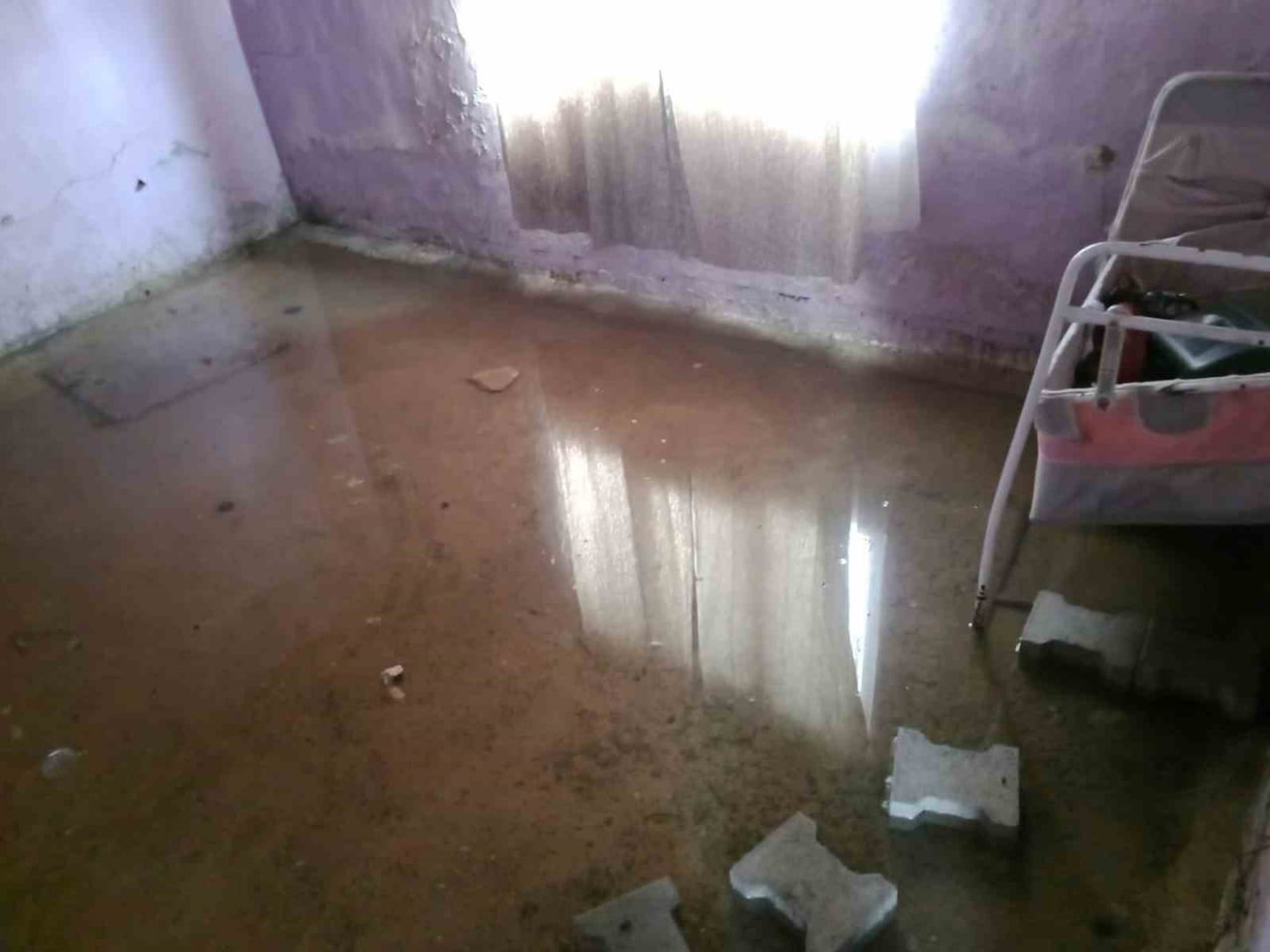 SAMSUN’UN TERME İLÇESİNDE, HASTA ANNESİYLE BİRLİKTE YAŞADIĞI DERME ÇATMA EVİ SU BASAN AİLE, GEÇİCİ...