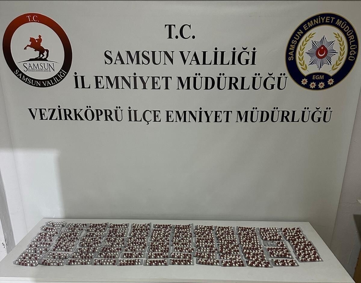 SAMSUN’UN VEZİRKÖPRÜ İLÇESİNDE BİR ARAÇTA ARAMA YAPAN POLİS 1308 ADET UYUŞTURUCU HAP ELE...