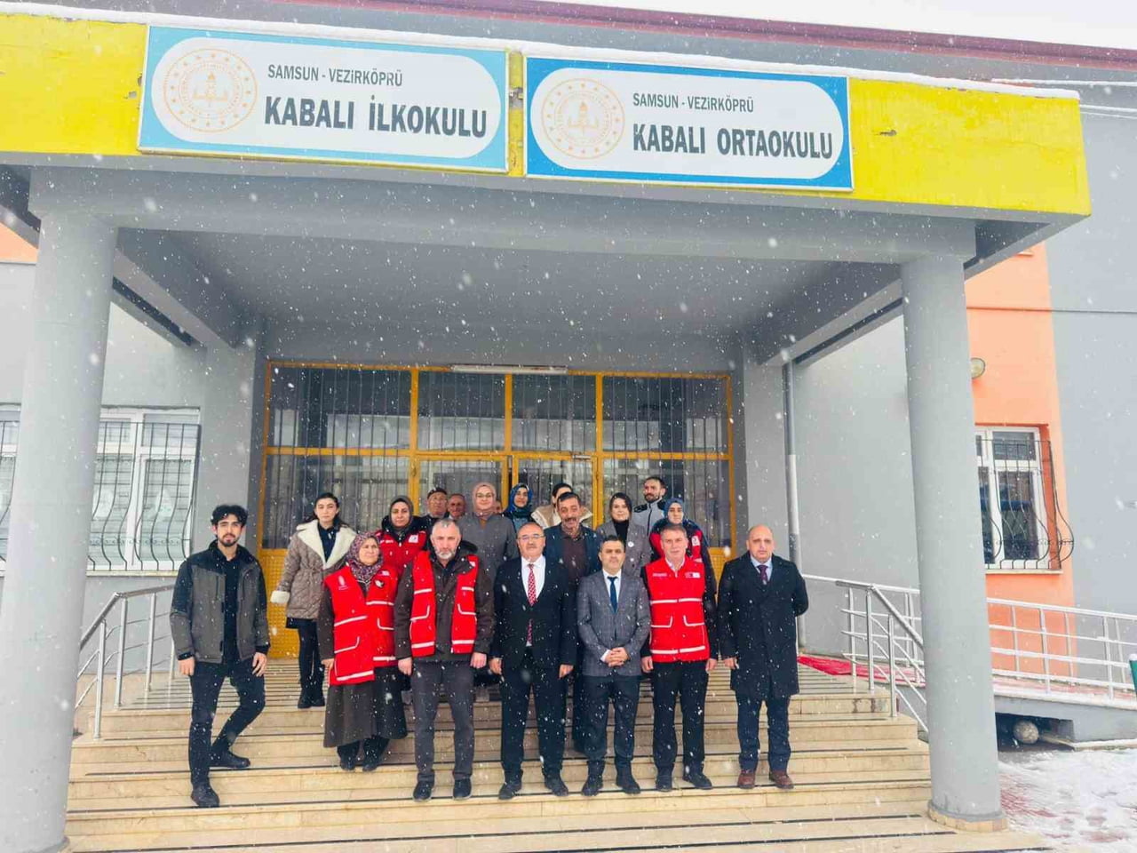 SAMSUN’UN VEZİRKÖPRÜ İLÇESİNDE ÖĞRENCİLERE TÜRK KIZILAY TARAFINDAN KIŞ HEDİYESİ TAKDİM...