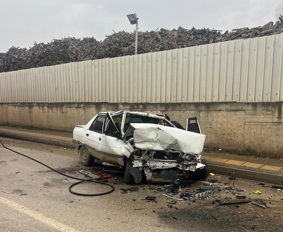 SAMSUN’UN VEZİRKÖPRÜ İLÇESİNDE ÜÇ ARACIN KARIŞTIĞI TRAFİK KAZASINDA 3 KİŞİ...