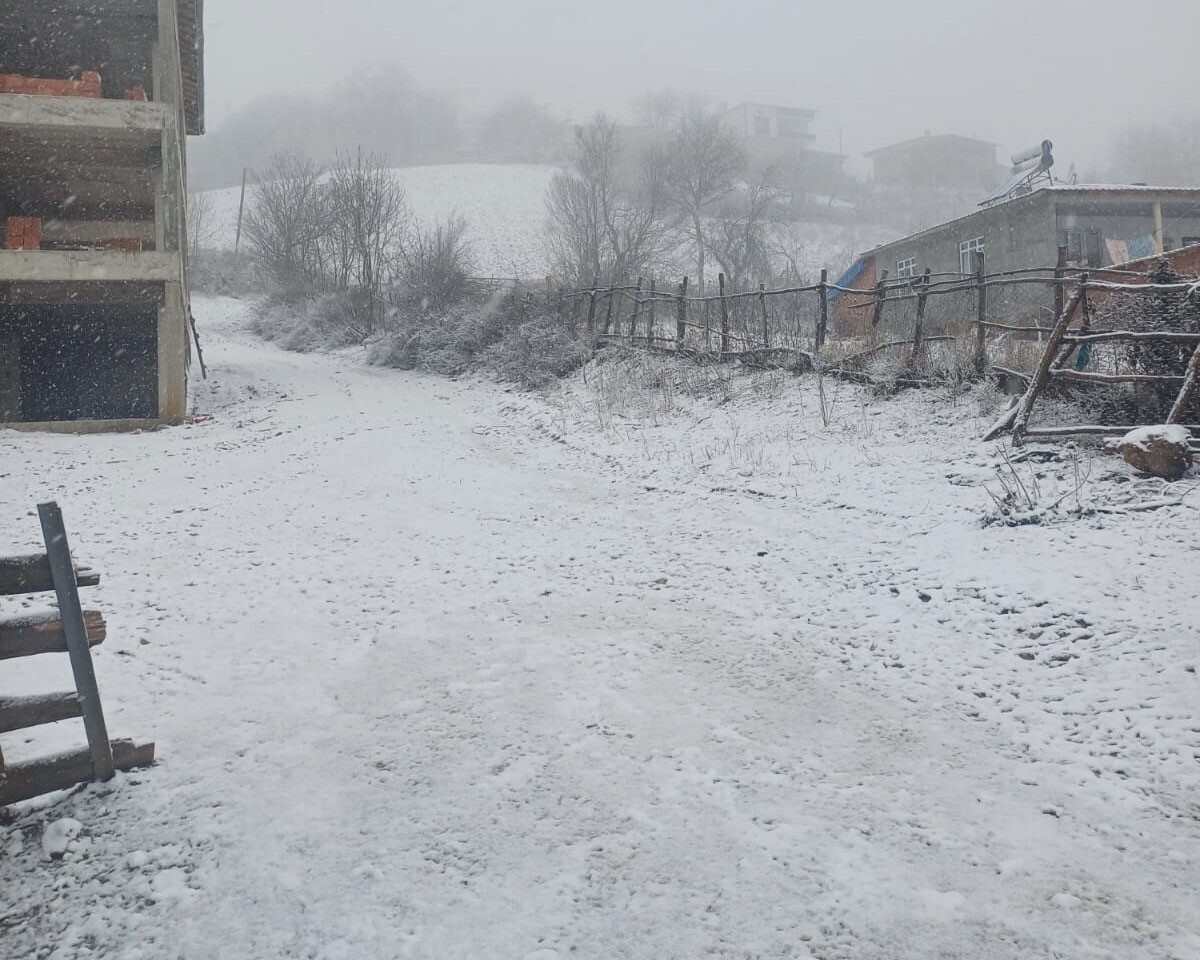 SAMSUN’UN VEZİRKÖPRÜ İLÇESİNDE YILIN İLK KAR YAĞIŞI, YÜKSEK KESİMLERDE ETKİSİNİ GÖSTERMEYE...