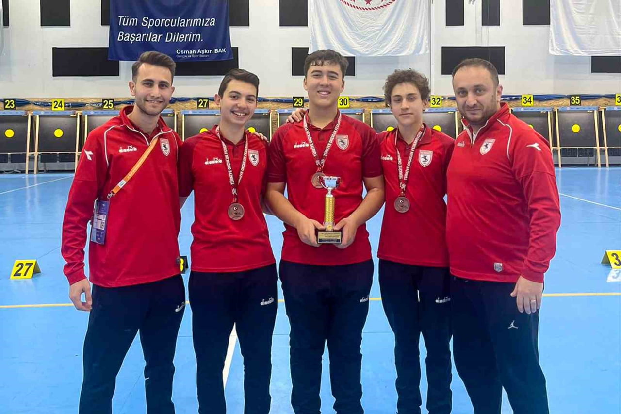 SAMSUNSPOR OKÇULUK TAKIMI SPORCUSU METİN MERT VAROL, SIRALAMA ATIŞLARINDA 300 VE 296 OLMAK ÜZERE...