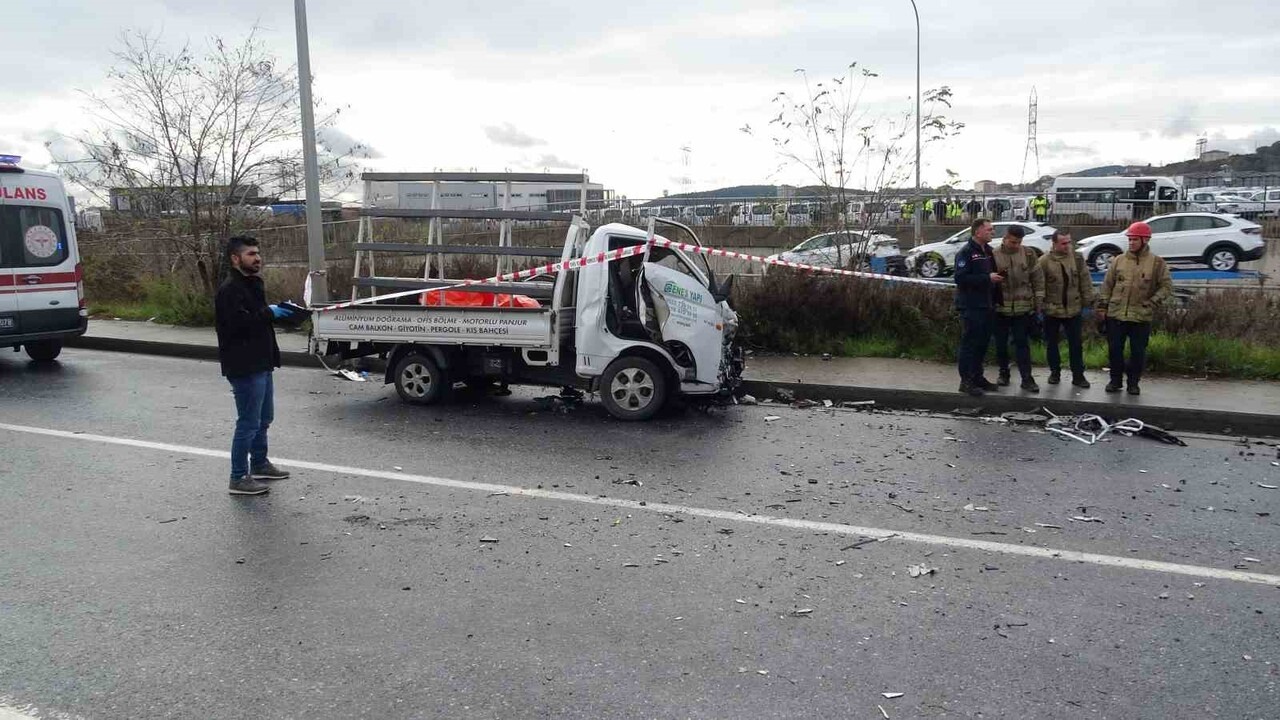 SANCAKTEPE'DE YAĞIŞTA KAYGANLAŞAN YOLDA KONTROLDEN ÇIKARAK HAFRİYAT KAMYONUYLA ÇARPIŞAN KAMYONETİN...