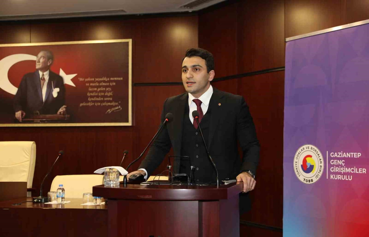 SANKO HOLDİNG ONURSAL BAŞKANI ABDULKADİR KONUKOĞLU, ÜNİVERSİTE EĞİTİMİ ALAN, YABANCI DİL BİLEN...