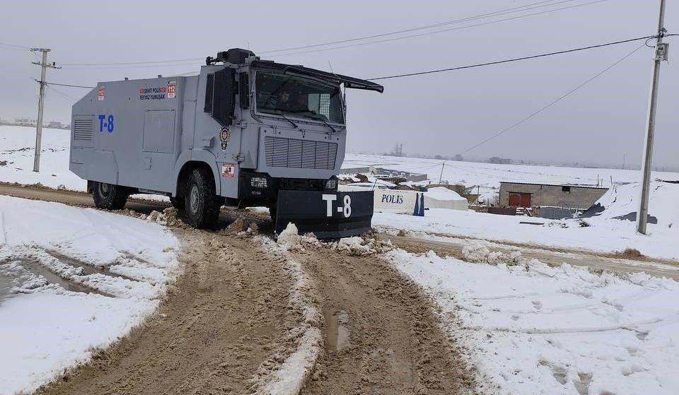 ŞANLIURFA'NIN CEYLANPINAR İLÇESİNDE KAR YAĞIŞI NEDENİYLE KAPANAN YOLU İLÇE EMNİYET MÜDÜRLÜĞÜNE AİT...