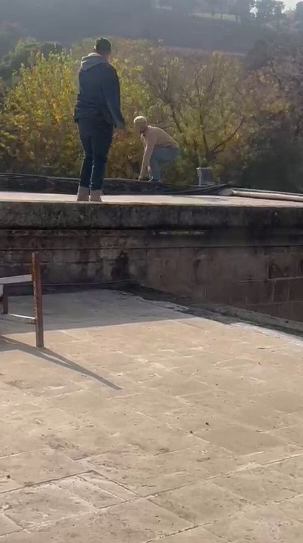 ŞANLIURFA'NIN EYYÜBİYE İLÇESİNDE BİR KİŞİ, RIZVANİYE CAMİ'SİNDEN BALIKLIGÖL'E ATLADI.