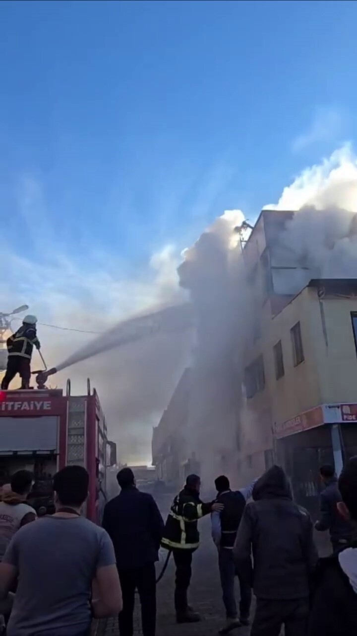 ŞANLIURFA'NIN EYYÜBİYE İLÇESİNDE BULUNAN BİR HALI YIKAMA ATÖLYESİNDE YANGIN ÇIKTI.