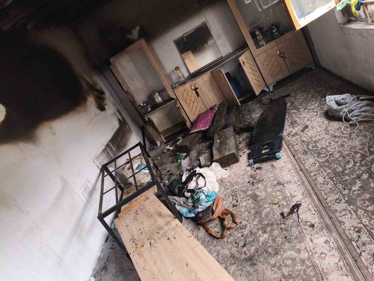 ŞANLIURFA'NIN EYYÜBİYE İLÇESİNDE YAŞAYAN 14 KİŞİLİK AİLENİN EVİ, BİLİNMEYEN NEDENLERLE ALEV...