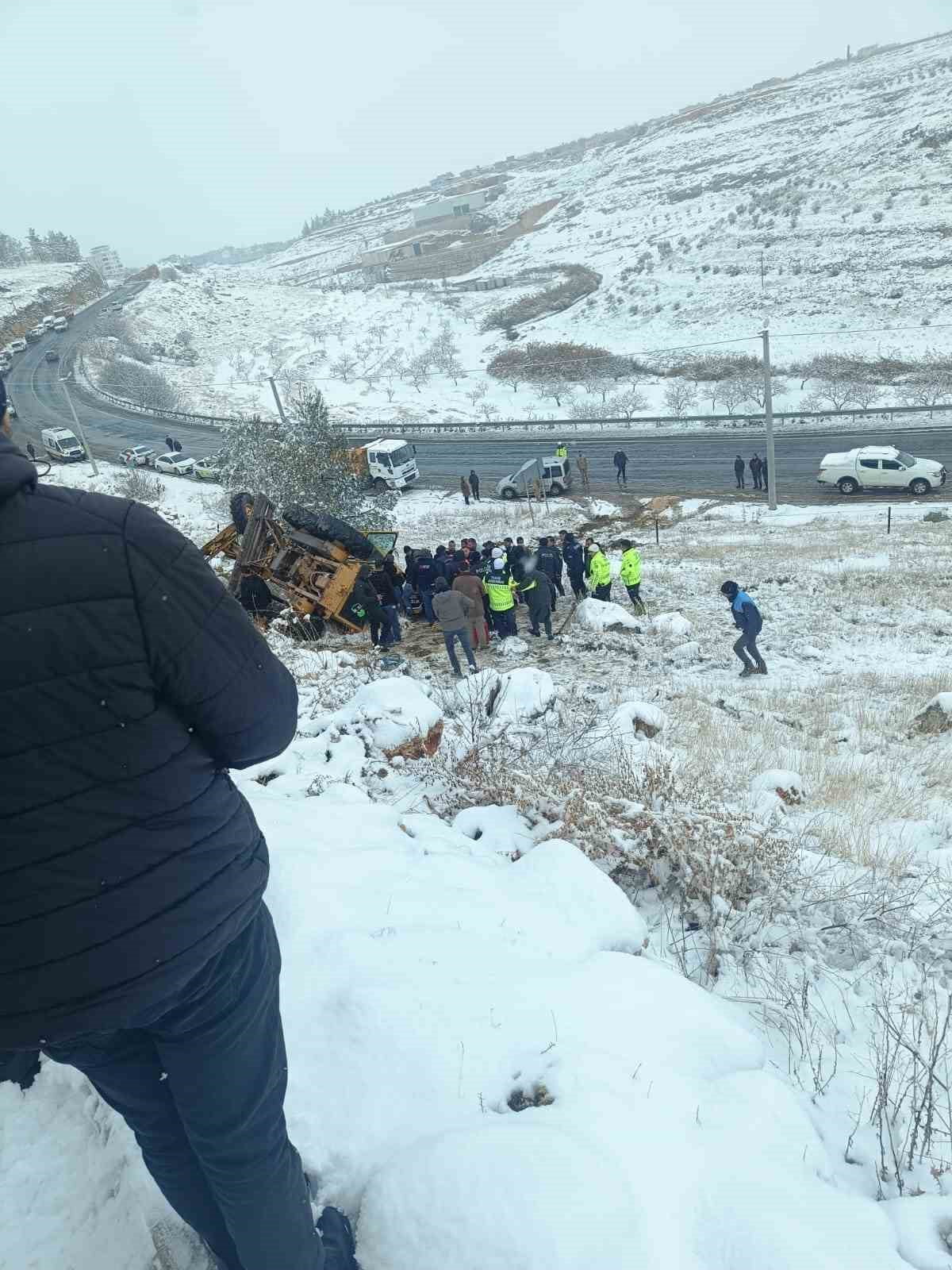 ŞANLIURFA'NIN HALFETİ İLÇESİNDE KAR TEMİZLİĞİ YAPAN İŞ MAKİNESİNİN DEVRİLMESİ SONUCU SÜRÜCÜ...