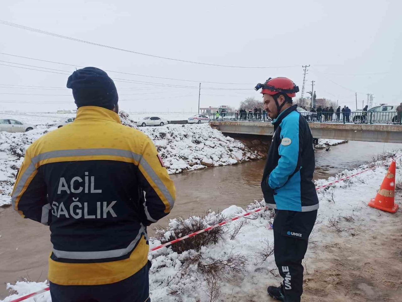 ŞANLIURFA'NIN HARRAN İLÇESİNDE, OTOMOBİLİN TAHLİYE KANALINA DEVRİLMESİ SONUCU 2 KİŞİ KENDİ...