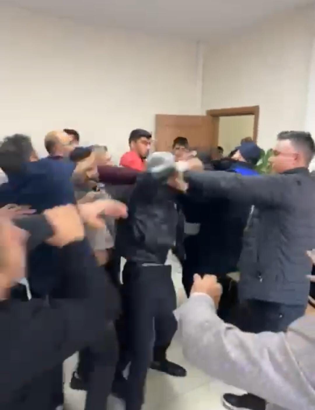 ŞANLIURFA CEYLANPINAR BELEDİYESİ'NDE GÖREVLİ BİR MÜHENDİSİN, KORUMA MEMURLARI TARAFINDAN DARP...