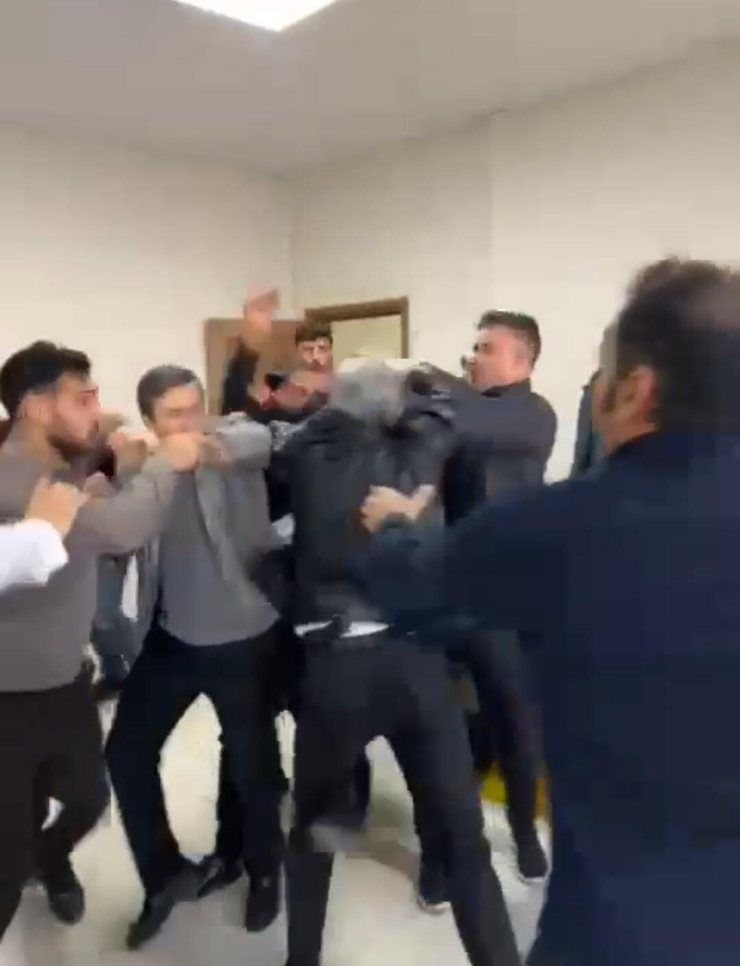 ŞANLIURFA CEYLANPINAR BELEDİYESİ'NDE GÖREVLİ BİR MÜHENDİSİN, KORUMA MEMURLARI TARAFINDAN DARP...