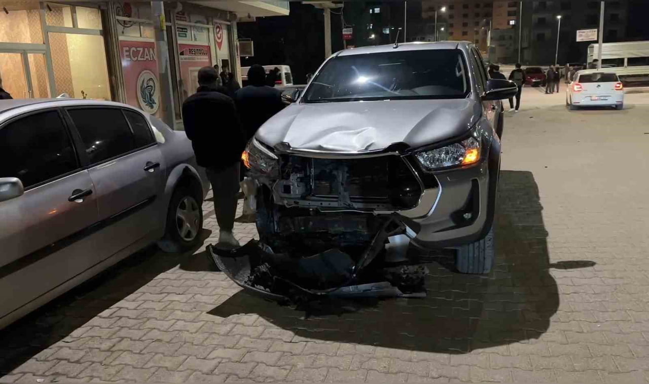 ŞANLIURFA’DA PİKAP İLE MOTOSİKLET ÇARPIŞTI:2 AĞIR YARALI