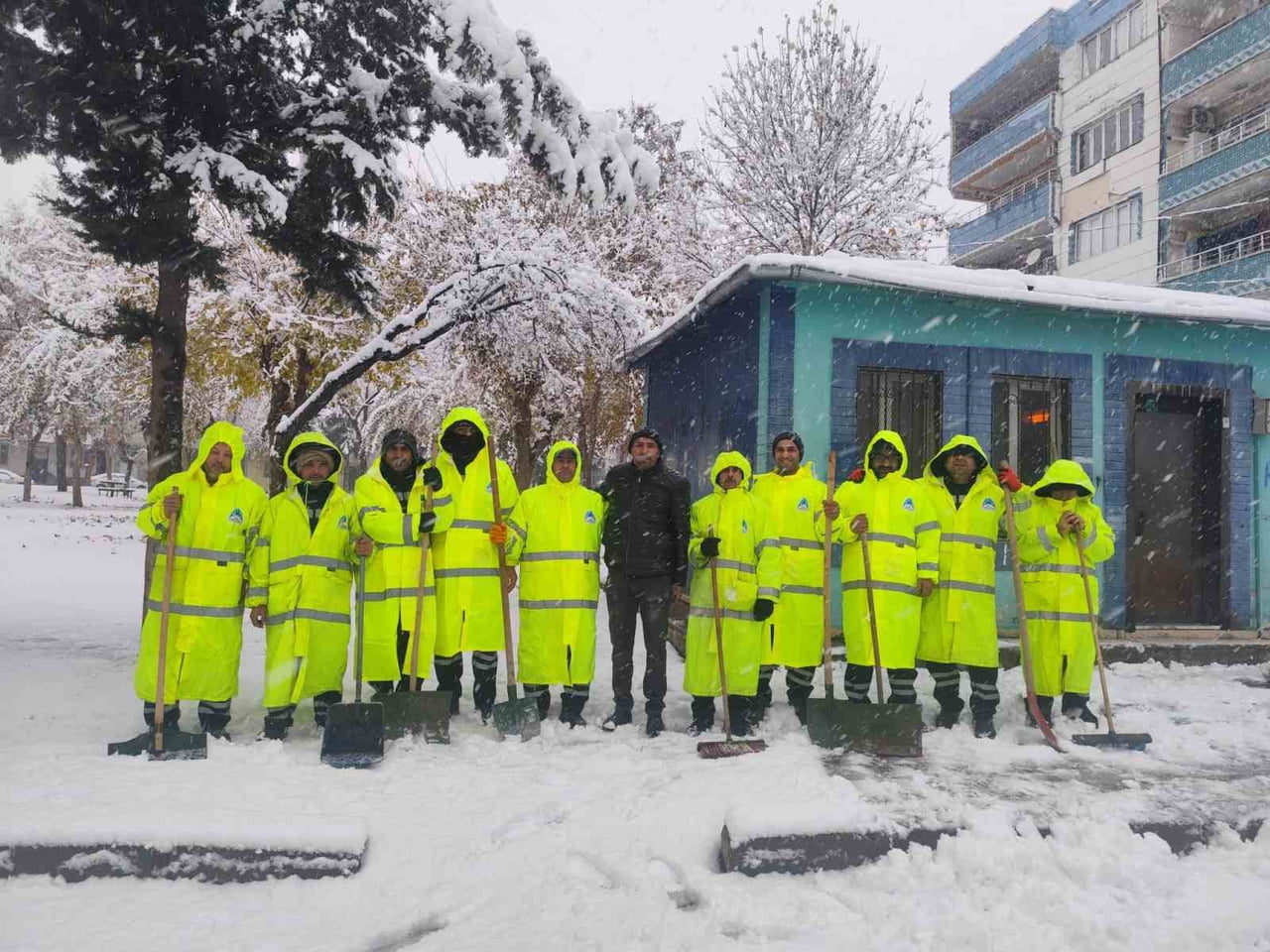 ŞANLIURFA’DA SABAHA DOĞRU BAŞLAYAN YOĞUN KAR YAĞIŞINI SAHADA KARŞILAYAN EYYÜBİYE BELEDİYESİ...