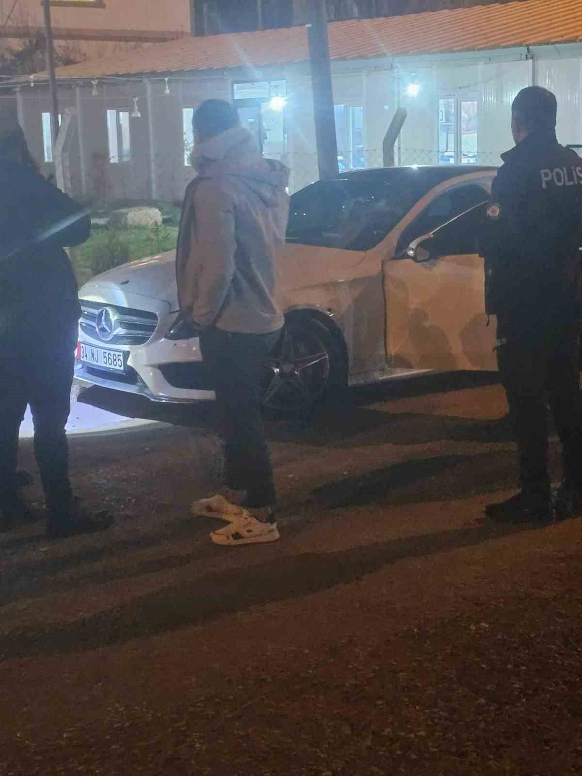 ŞANLIURFA’DA SEYİR HALİNDEKİ OTOMOBİLE SİLAHLI SALDIRI: 1 YARALI