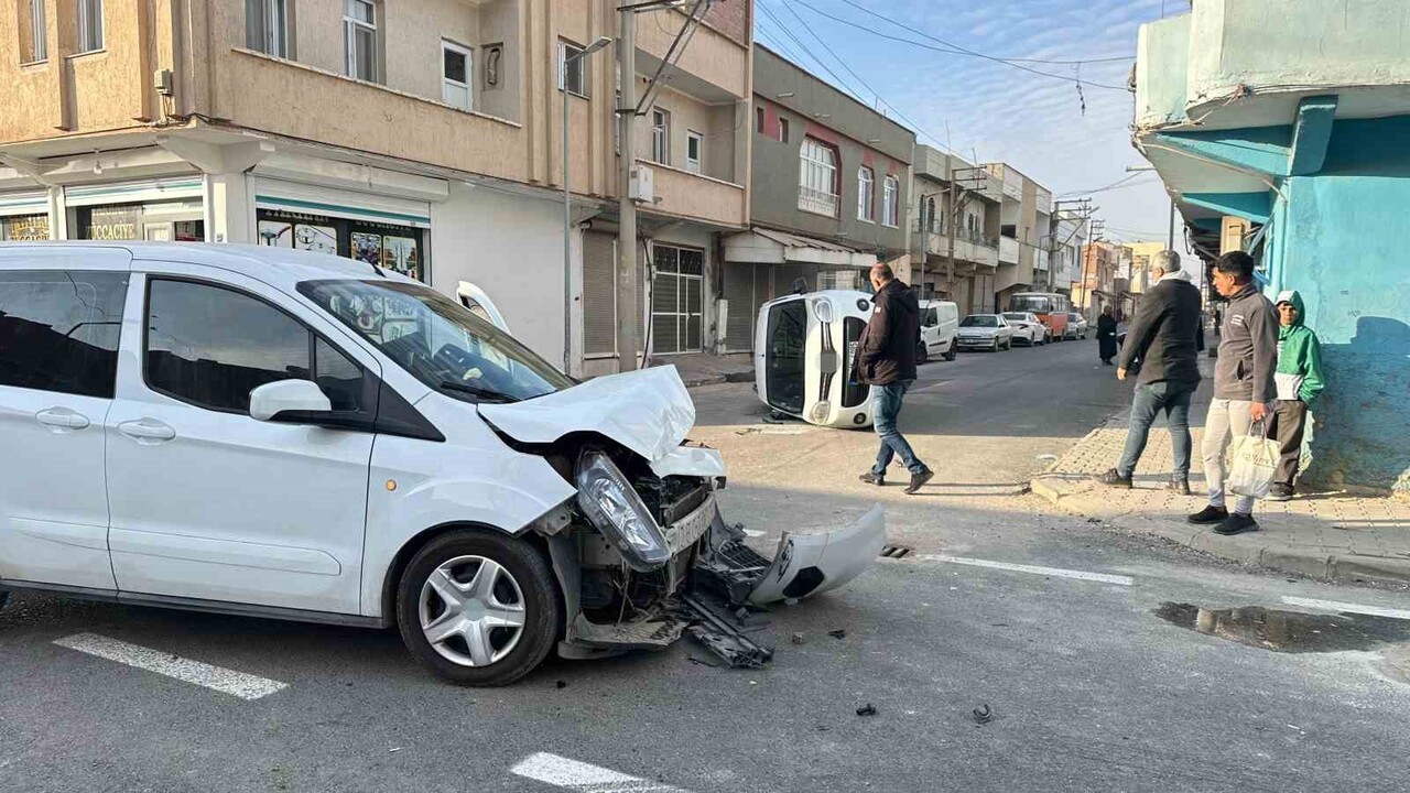 ŞANLIURFA’DA TİCARİ ARAÇLAR ÇARPIŞTI: TERS DÖNEN ARAÇTA YARA ALMADAN KURTULDULAR