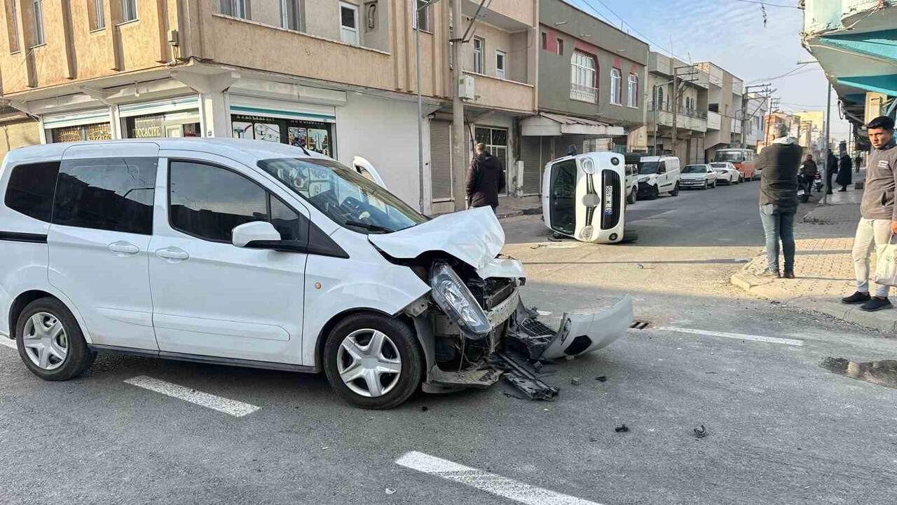 ŞANLIURFA’DA TİCARİ ARAÇLAR ÇARPIŞTI: TERS DÖNEN ARAÇTA YARA ALMADAN KURTULDULAR