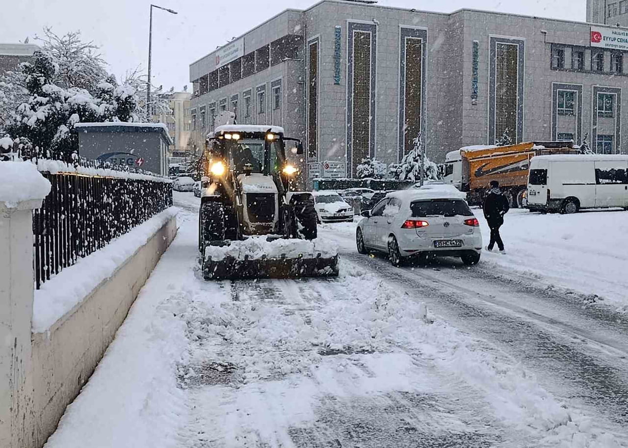 ŞANLIURFA GENELİNDE ETKİLİ OLAN KAR YAĞIŞIYLA BİRLİKTE HALİLİYE BELEDİYESİ EKİPLERİ, İLÇE...