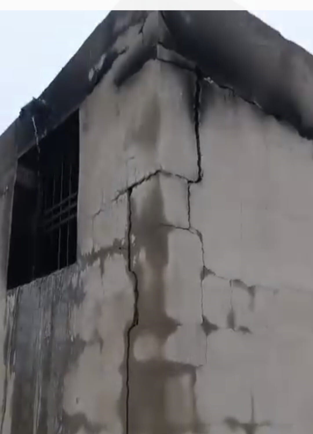 ŞANLIURFA’NIN SİVEREK İLÇESİNDE, BİR APARTMANIN ÇATI KATINDA ÇIKAN YANGIN, İTFAİYE EKİPLERİNİN...