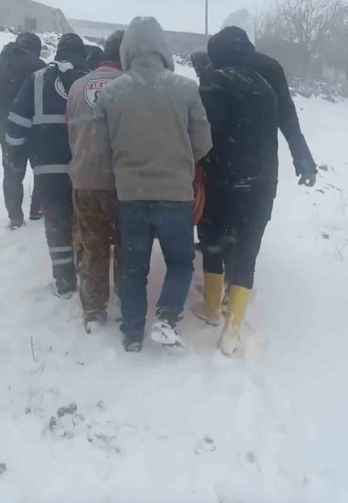 ŞANLIURFA’NIN SİVEREK İLÇESİNE BAĞLI TAŞIKARA KIRSAL MAHALLESİNDE RAHATSIZLANAN BİR HASTA, YOĞUN...