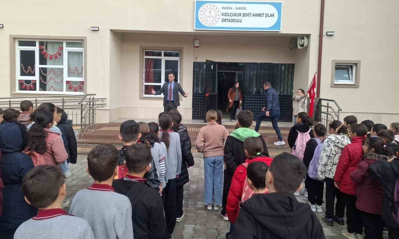 SARIGÖL İLÇE MİLLİ EĞİTİM MÜDÜRÜ CEZMİ YILDIRAK, BAYRAK TÖRENİNE KATILDIĞI OKULDA ÖĞRENCİLERLE...