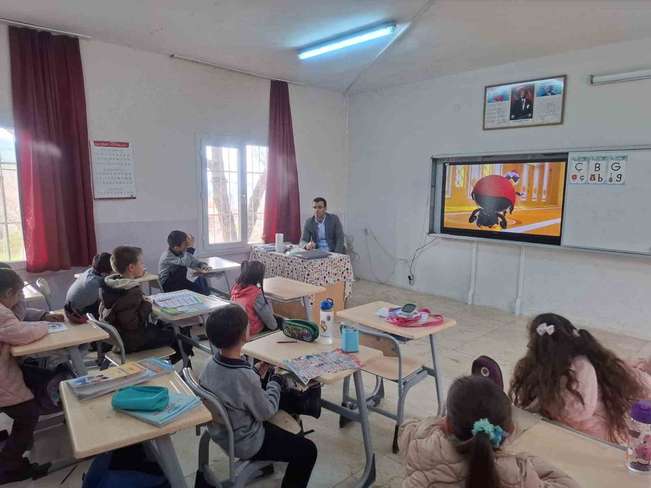 SARIGÖL İLÇE MİLLİ EĞİTİM MÜDÜRÜ CEZMİ YILDIRAK, DAİREDEKİ GÜNLÜK ÇALIŞMALARINI TAMAMLADIKTAN...