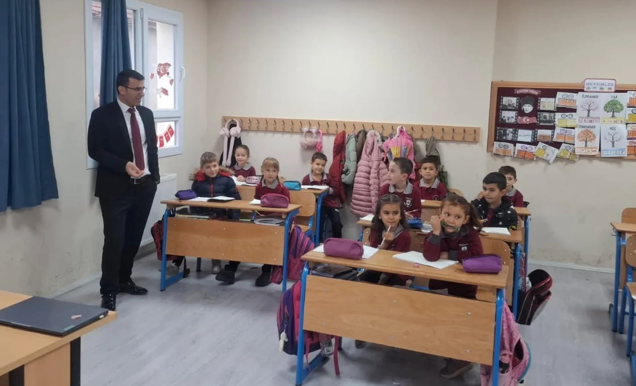 SARIGÖL KARACAALİ İLKOKULU’NDA DÜZENLENEN BAYRAK TÖRENİNE KATILAN İLÇE MİLLİ EĞİTİM MÜDÜRÜ CEZMİ...