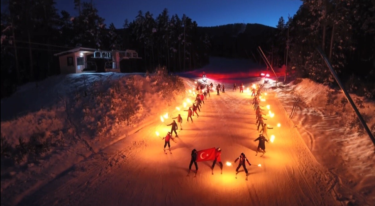 SARIKAMIŞ KAYAK MERKEZİ, BEKLENEN GÖRKEMLİ TÖRENLE KAPILARINI KAYAKSEVERLERE AÇTI.