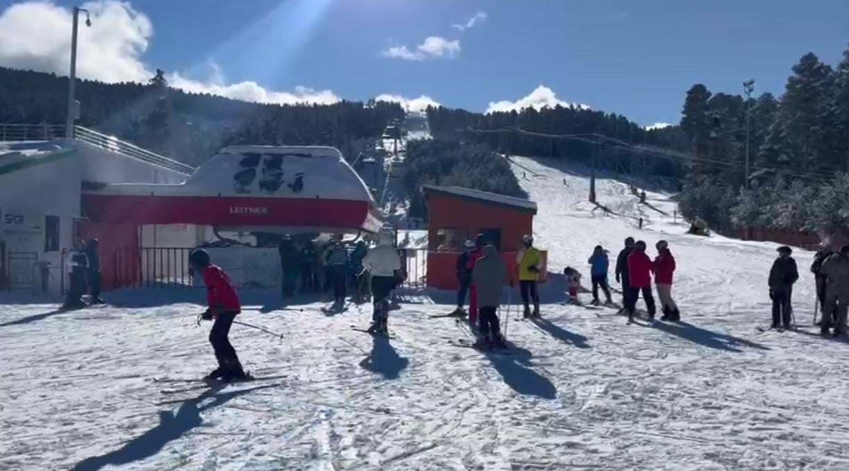 SARIKAMIŞ KAYAK MERKEZİ’NDE HAFTA SONU YOĞUNLUĞU(KARS-İHA)