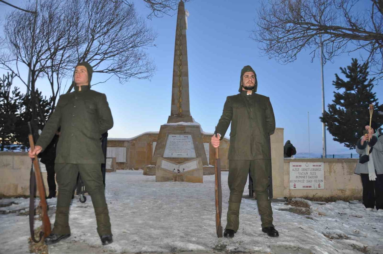 SARIKAMIŞ ŞEHİTLERİ İÇİN SIFIRIN ALTINDA 10 DERECEDE SAYGI NÖBETİ(KARS-İHA)