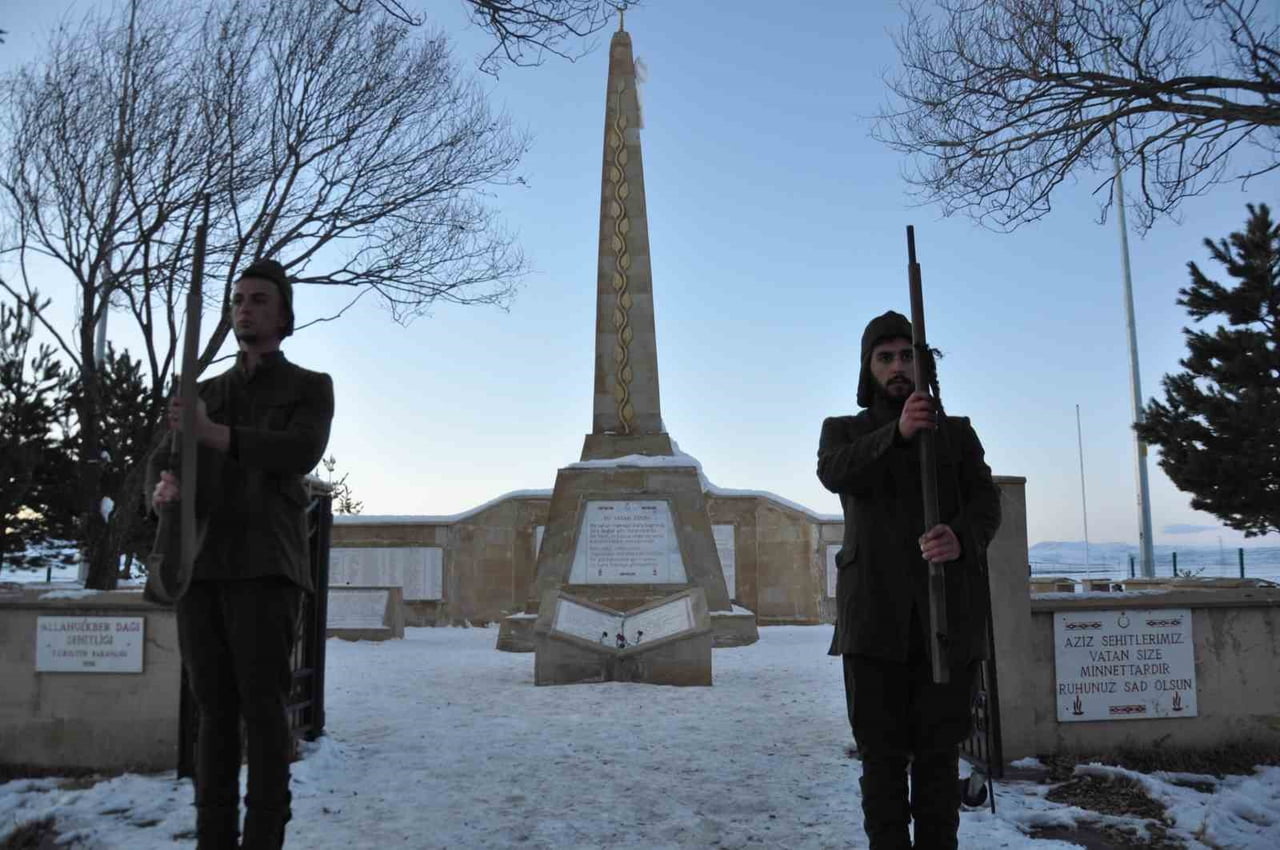 SARIKAMIŞ ŞEHİTLERİ İÇİN SIFIRIN ALTINDA 10 DERECEDE SAYGI NÖBETİ(KARS-İHA)