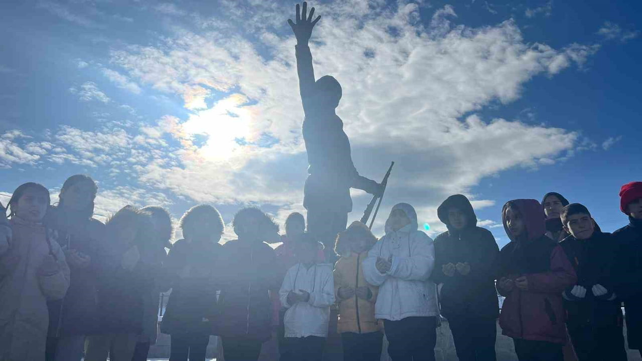 SARIKAMIŞ’TA GENÇ YÜREKLER ŞEHİTLERE DUA ETTİ(KARS-İHA)