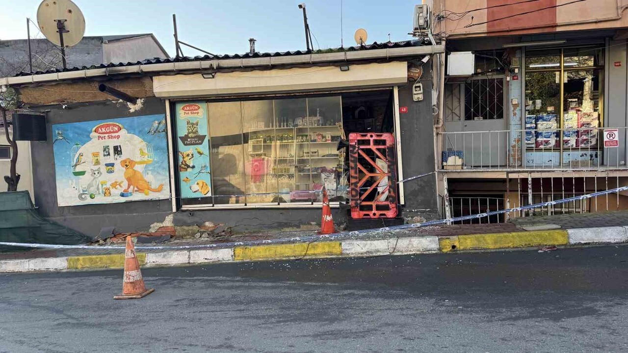 SARIYER'DE, ZEMİNİNDE MEYDANA GELEN KAYMA NEDENİYLE ÜST KATINDA ÇATLAMA OLAN VE ARKASINDA BULUNAN...