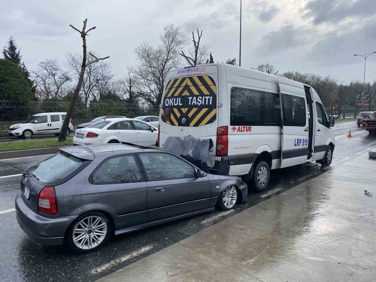 SARIYER’DE KONTROLDEN ÇIKAN OTOMOBİL SERVİS ARACININ ALTINA GİRDİ