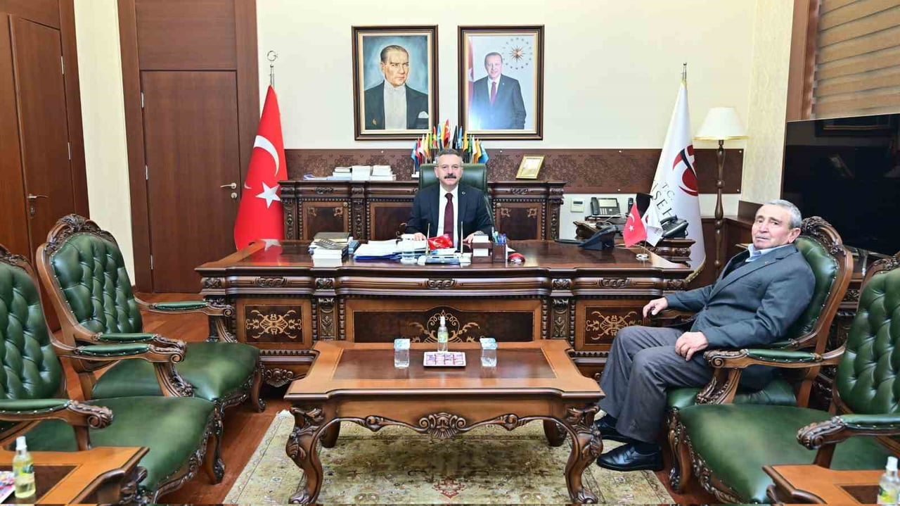 ŞEHİT JANDARMA KOMANDO ONBAŞI KAMİL ÜNGÖR'ÜN BABASI MEHMET ÜNGÖR, ESKİŞEHİR VALİSİ HÜSEYİN AKSOY'U...