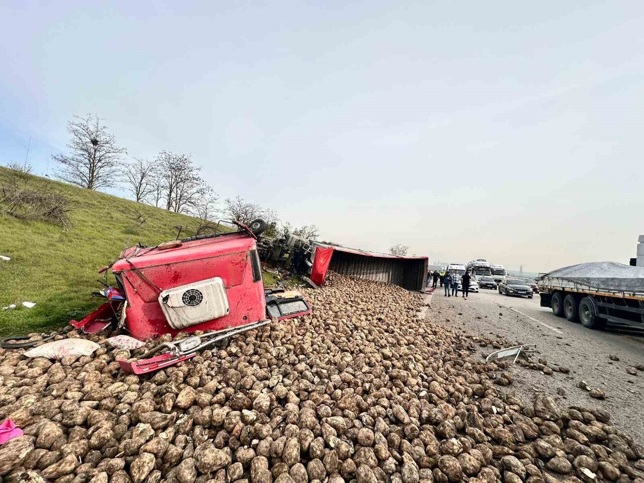 ŞEKER PANCARI YÜKLÜ TIR 2 ARACA ÇARPIP DEVRİLDİ : 1’İ AĞIR 5 YARALI
