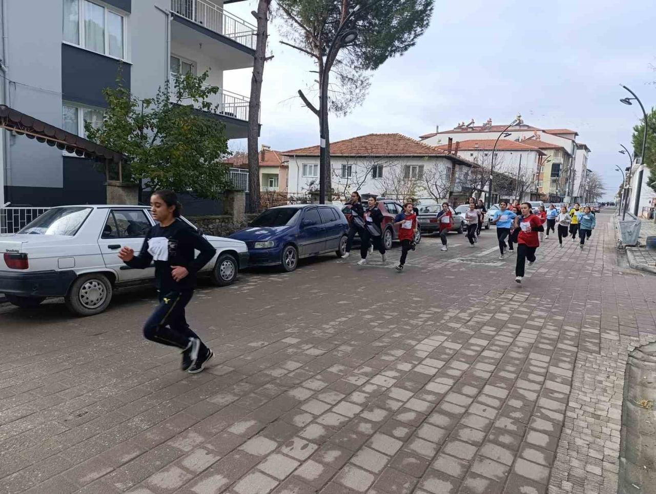 SELENDİ’DE KROS YARIŞI NEFES KESTİ