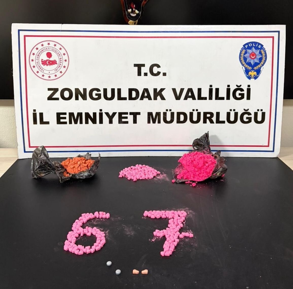 SEVGİLİ ÇİFTİN YOLA ATTIĞI 3 BİN 152 ADET ECSTASY HAPA EL KONULDU