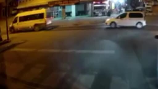 Seyir halindeki araçların arasında lastiğin peşinden böyle koştu