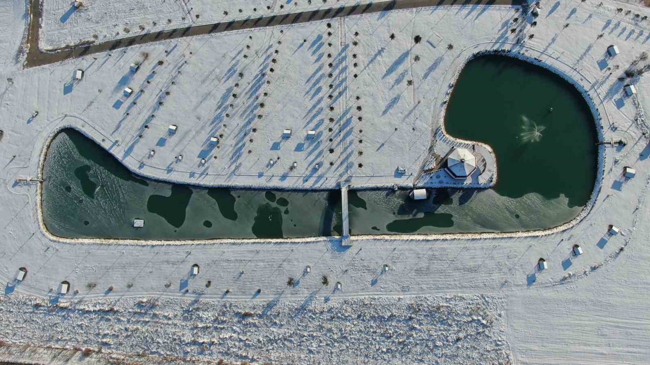 SİBİRYA SOĞUKLARININ ETKİLİ OLDUĞU SİVAS’TA ÜNİVERSİTE İÇERİSİNDE BULUNAN YAPAY GÖLET BUZ...