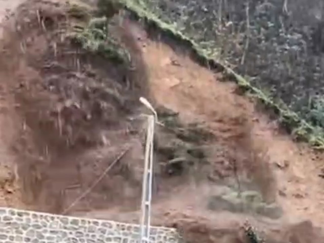 ŞİDDETİ SAĞANAK YAĞIŞ RİZE'NİN ARDEŞEN İLÇESİNDE TOPRAK KAYMASINA NEDEN OLDU. TOPRAĞIN KÜTLE...