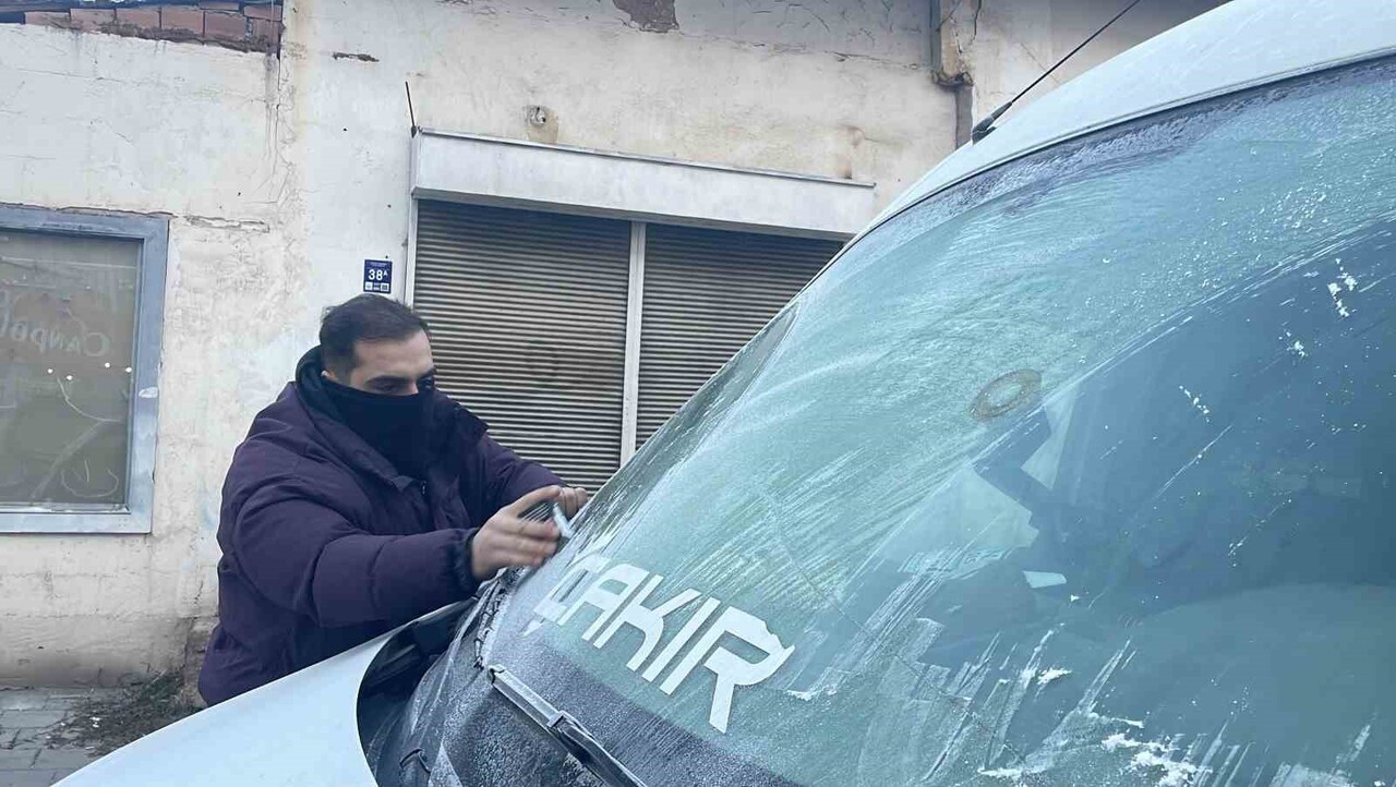 SIFIRIN ALTINDA 5 DERECEYİ GÖREN KENTTE ARAÇLARIN CAMLARI BUZ TUTTU. SABAH İŞE GİTMEK İSTEYEN...