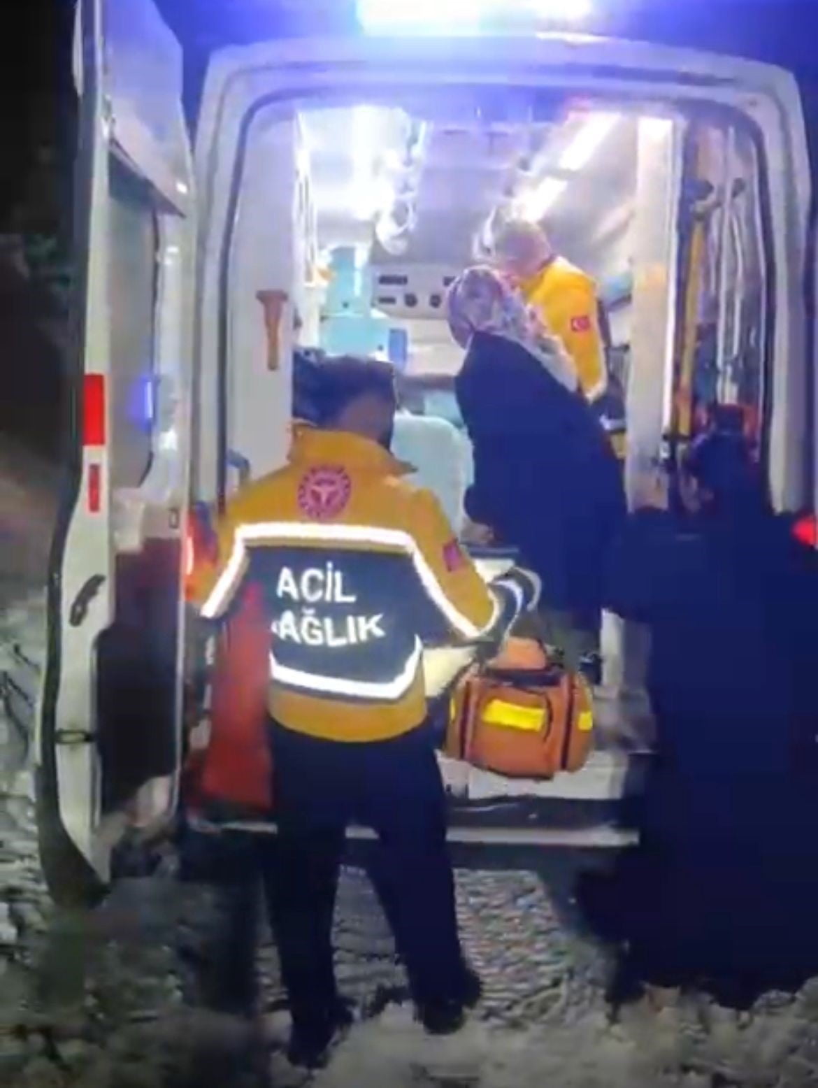 SİİRT'İN ERUH İLÇESİNDE DOĞUM SANCISI TUTAN 25 YAŞINDAKİ KADIN 2 SAAT SÜREN ÇALIŞMANIN ARDINDAN...